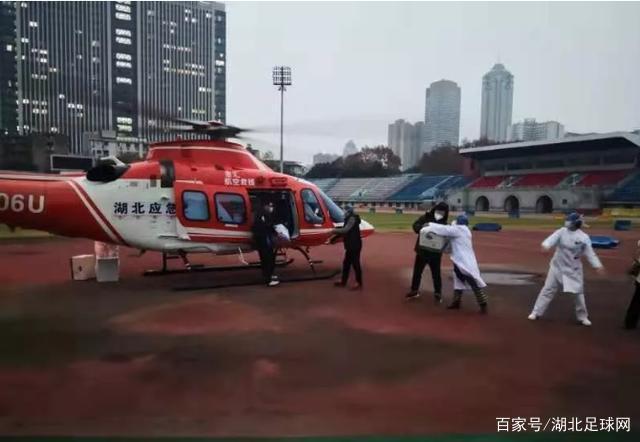 直升机空降体育场，定向为武汉协和等医院送来医疗物资！