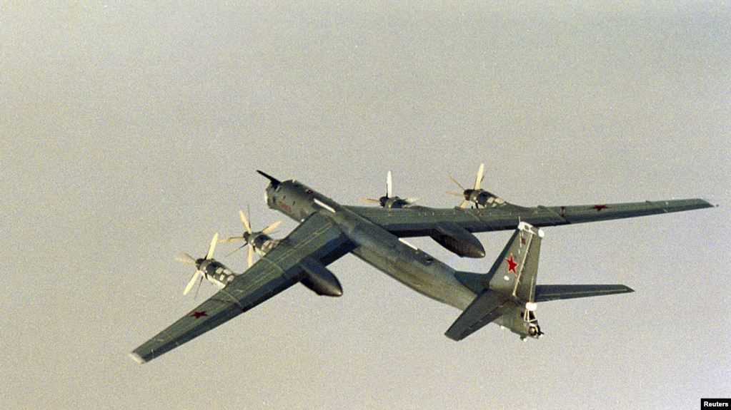 俄罗斯一架图-95型战略侦察机2007年8月17日在挪威沿海上空飞行