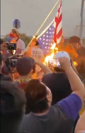 美国多地爆发骚乱：示威者打砸超市 焚烧国旗9.jpg
