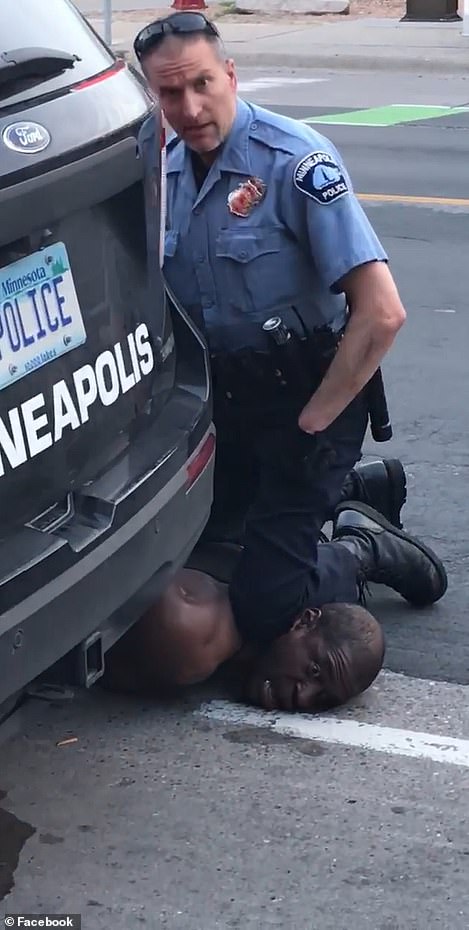 美国黑人男子被警察跪压致死.jpg