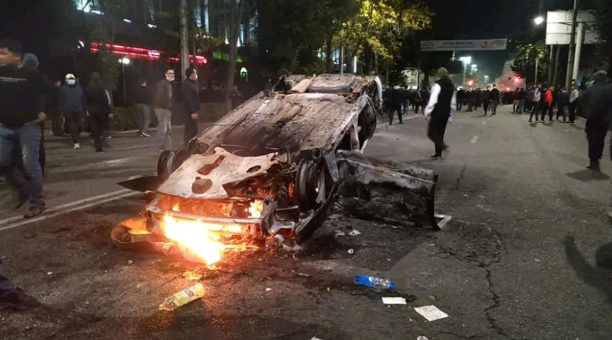 吉尔吉斯斯坦政局突变 政府大楼白宫被占领2.png