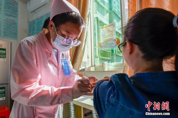 海口市凤翔街道下坎社区卫生服务站的工作人员为市民接种新冠疫苗