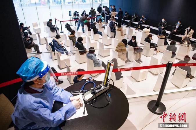 北京市商务中心区(CBD)北京银泰中心的各企业员工在新冠肺炎疫苗机动接种点接种疫苗 ...