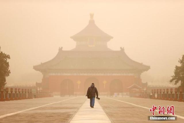 3月15日，北京天坛公园笼罩在沙尘中