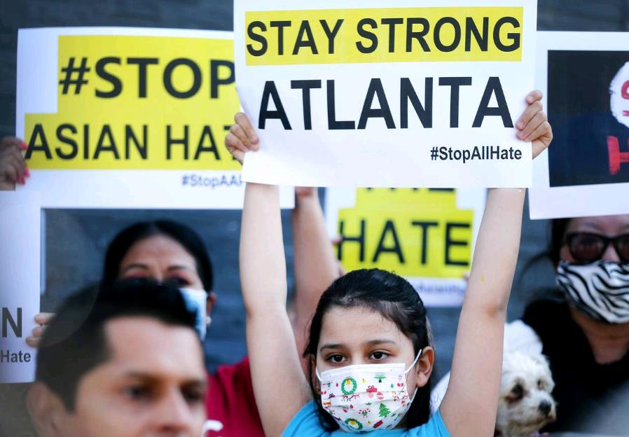 亚太裔维权人士19日在洛杉矶韩国城手持「亚特兰大停止仇恨亚裔」标语