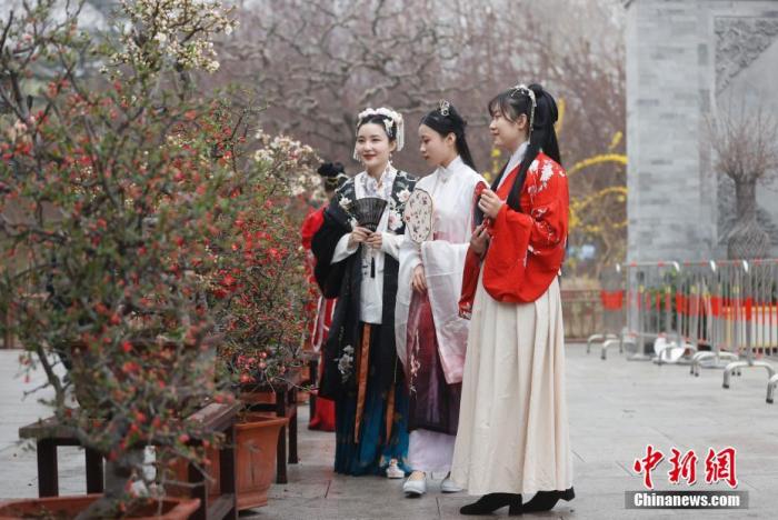 身着汉服的女孩在北京陶然亭公园欣赏海棠花