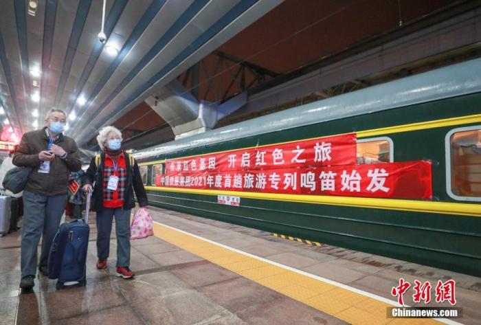 游客在北京站乘车