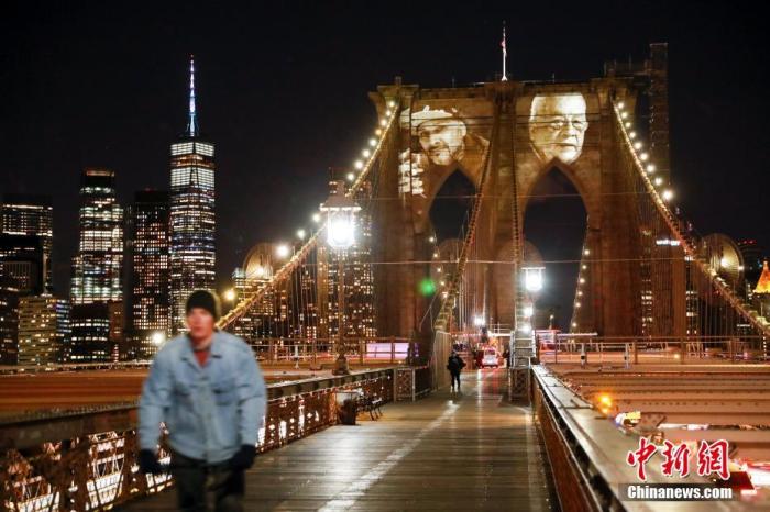 纽约市政府将因新冠肺炎去世的患者面容投影在布鲁克林大桥桥身上