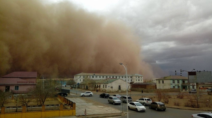 蒙古国中戈壁省遭受强沙尘暴袭击