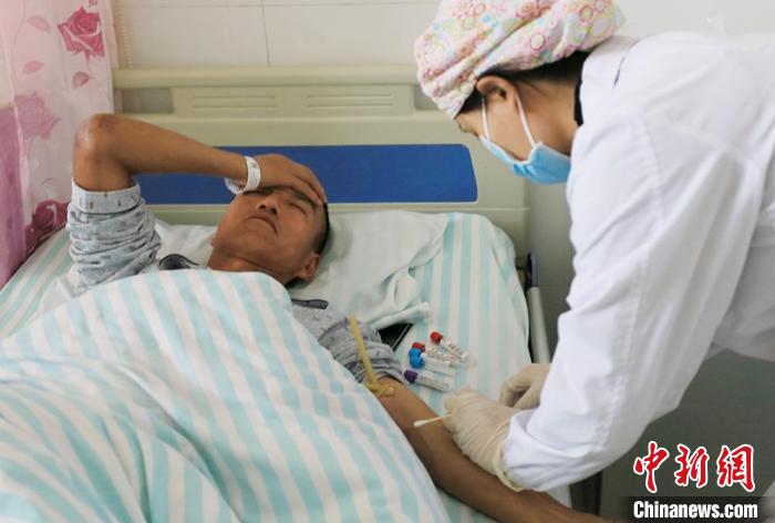 甘肃白银山地马拉松越野赛受伤人员在景泰县人民医院接受治疗