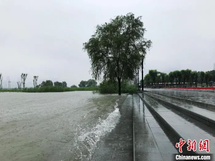 湖北武汉，持续上涨的江水已漫上汉口江滩低层亲水平台