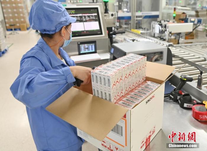 位于北京市大兴区的北京科兴中维生物技术有限公司内，工人在新冠灭活疫苗包装生产线上进行开箱登记扫描作业 ...