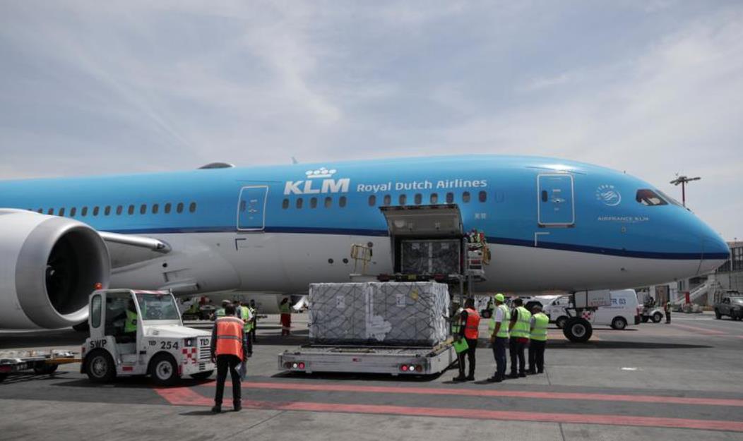 贝尼托·胡亚雷斯机场工作人员从飞机上卸下一批阿斯利康疫苗