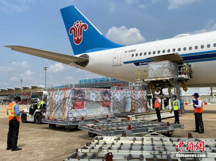 柬埔寨政府第二批商业采购的中国科兴疫苗运抵金边机场