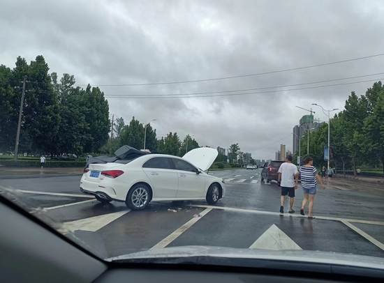 路上一辆出了状况的车