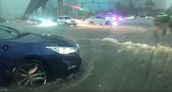 暴雨中的道路