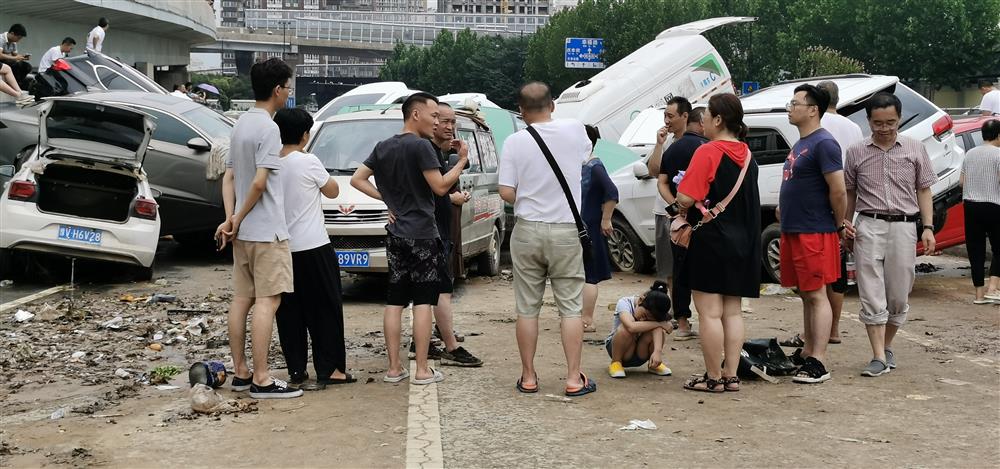 对暴雨还心有余悸的市民围在一起聊天