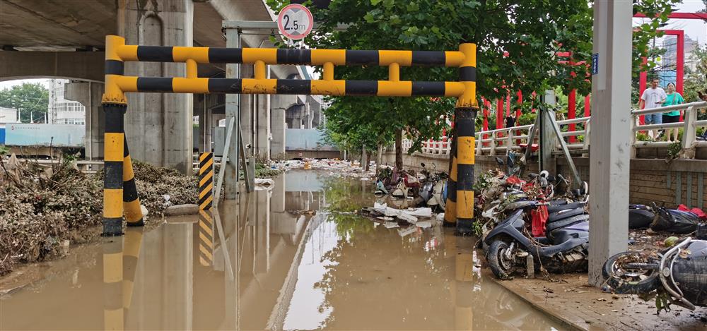 7月22日，郑州不少隧道积水严重