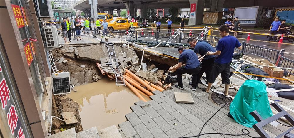 7月22日，救援人员抽空地陷中的积水