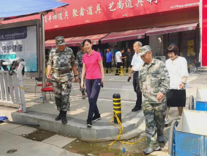 7月26日，付桂荣曾带领医护专家团队前往郑州银基广场，看望慰问部队一线防汛人员 ... ... ... ...