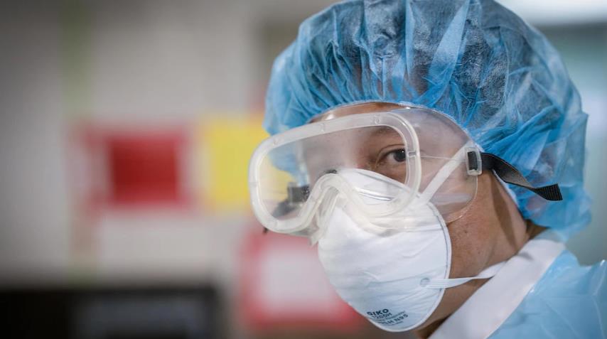 白石浩明正在东京的朝霞医院为中度症状的新冠感染者进行诊疗