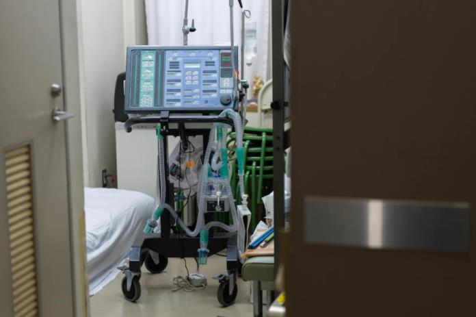 朝霞医院有一台备用呼吸机，以备其他诊所不能接收重病患者时使用
