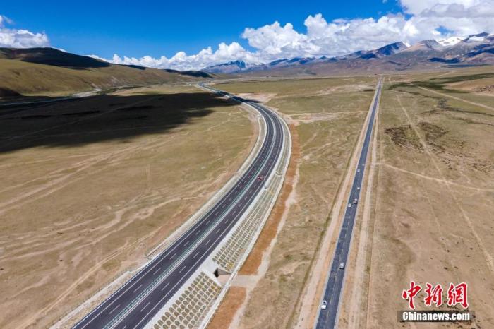 即将通车的西藏那拉高速公路，画面右侧为著名的青藏公路