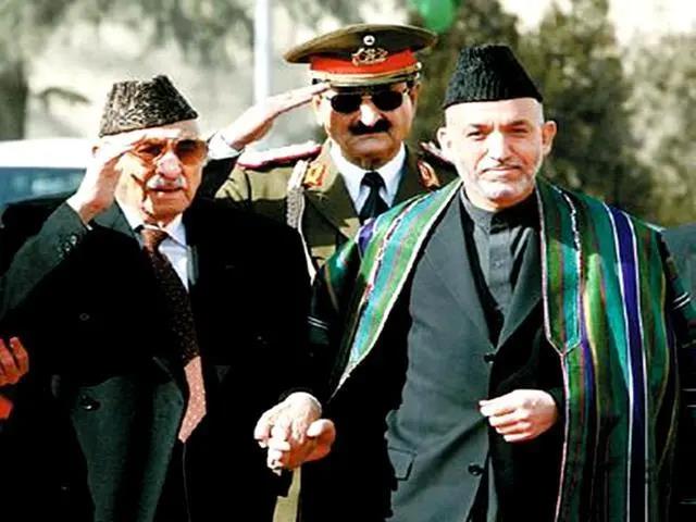 查希尔（左）与时任阿富汗总统卡尔扎伊（右）