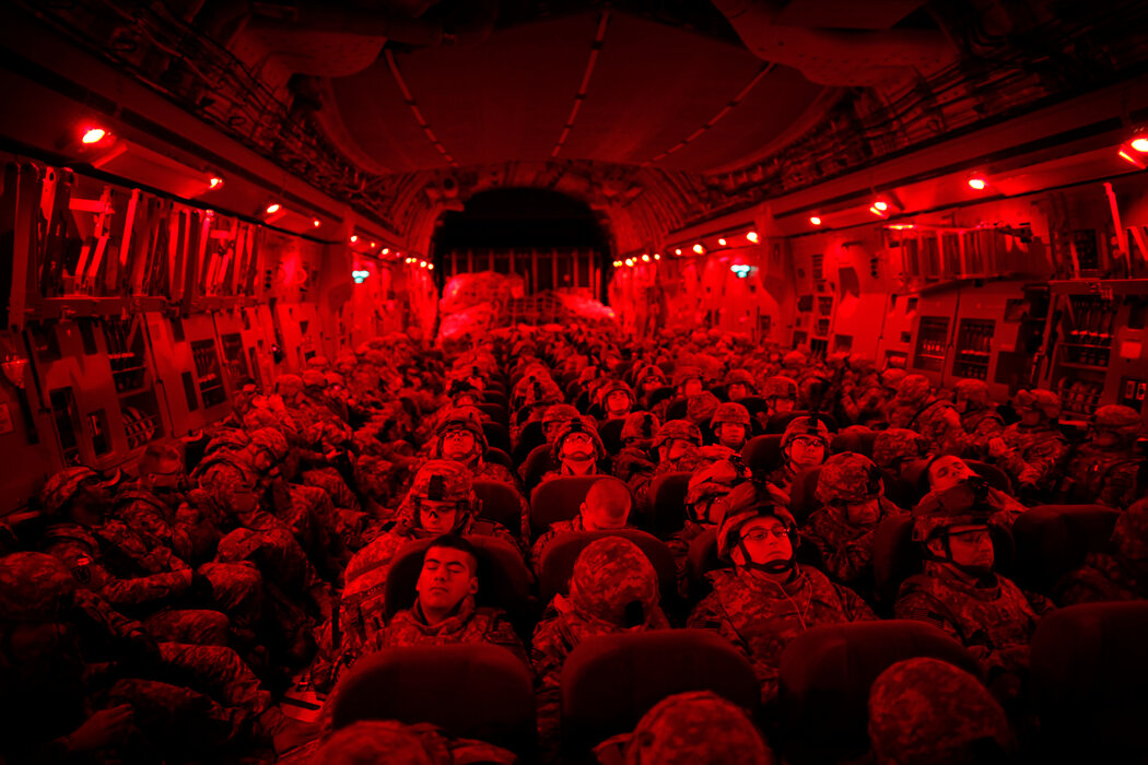 2010年，美国士兵在前往阿富汗的途中