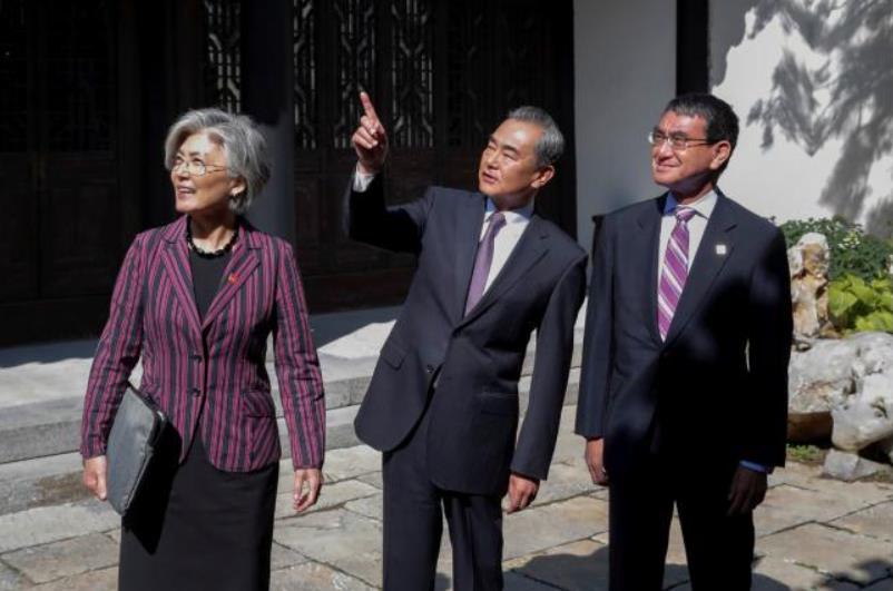 中国外交部长王毅（中）、时任韩国外长康京和、时任日本外相河野太郎
