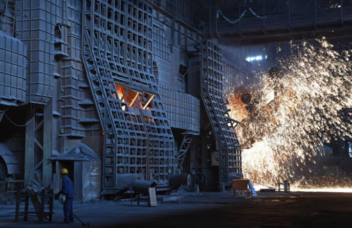新余钢铁集团有限公司第一炼钢厂正在进行转炉炼钢