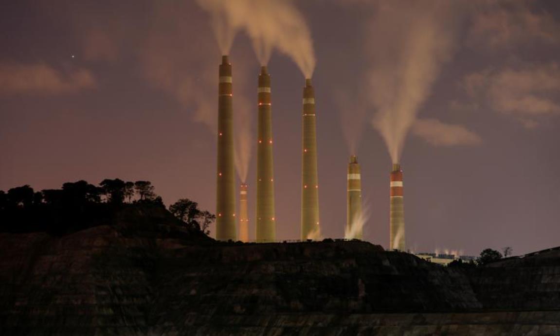 印尼电力(Indonesia Power)旗下的一座煤电厂的烟囱