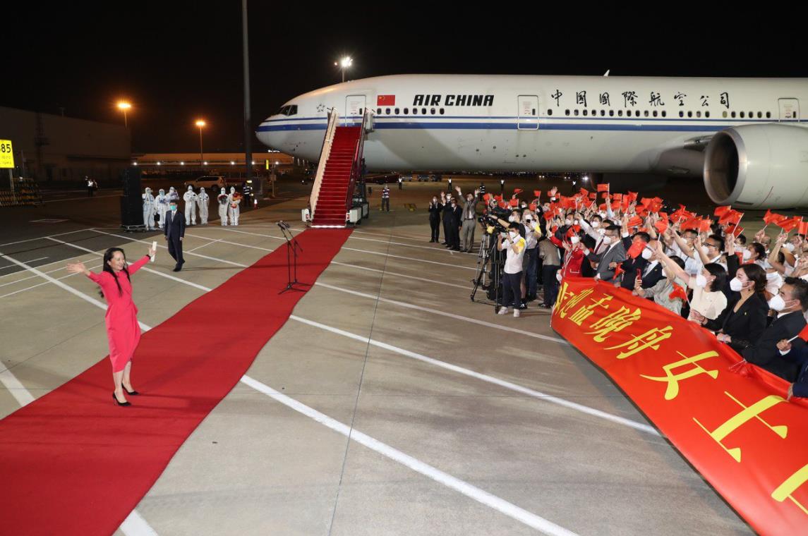 孟晚舟平安回家 换了一身“中国红”走下飞机