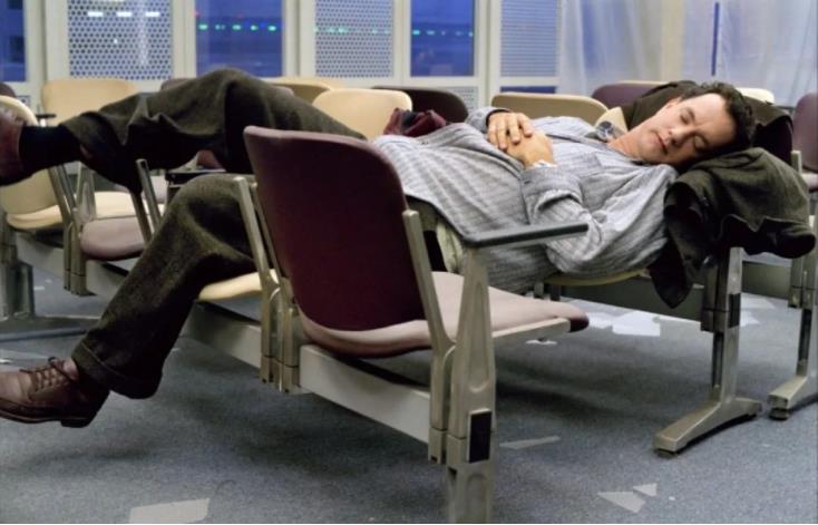 电影《幸福终点站》里，汤姆·汉克斯扮演的乘客在机场滞留了9个月