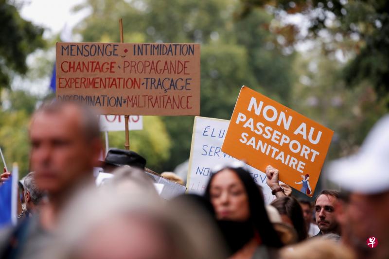 示威者在法国巴黎抗议施行的防疫限制