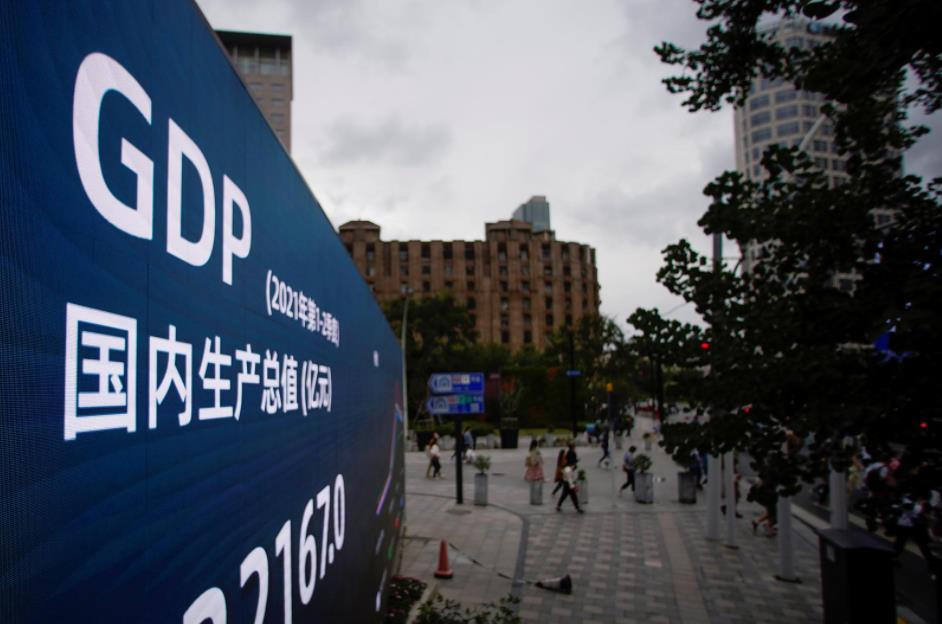 上海，街边大屏幕显示的GDP数据