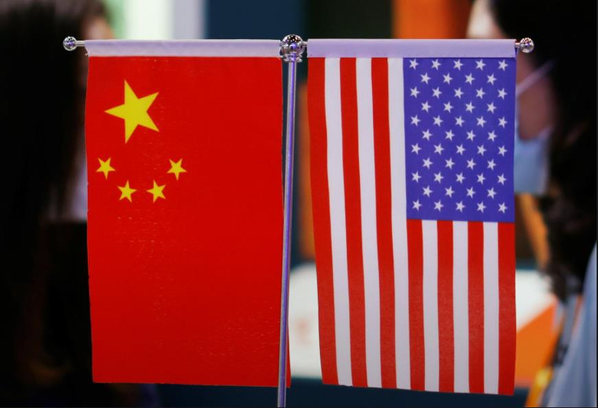 北京，中国国际服贸会现场摆放的中美两国国旗