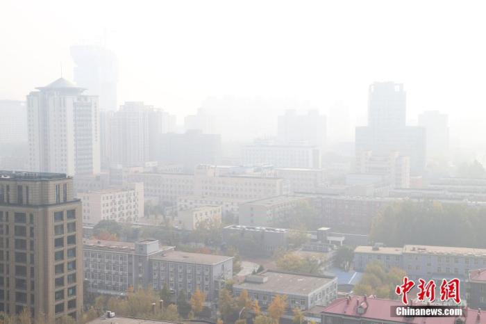 北京市城区建筑被大雾笼罩