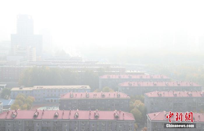 北京市城区建筑被大雾笼罩