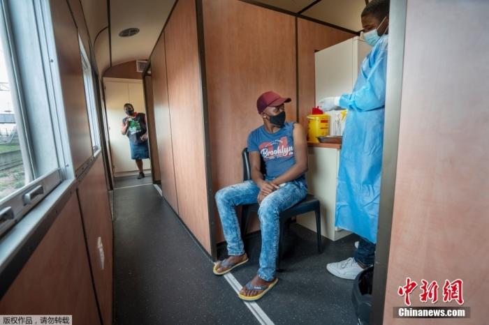 南非派遣一列载有新冠疫苗的火车前往其最贫穷的省份之一