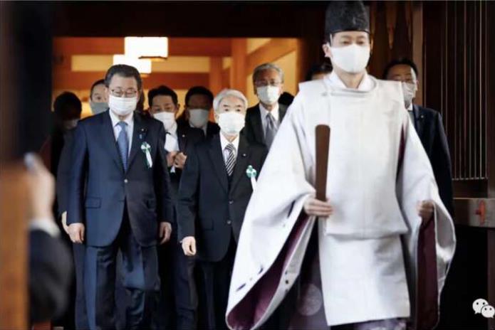 约100名日本国会议员，就在这一天，集体参拜了靖国神社