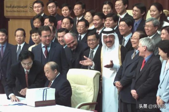 在中国加入WTO签字仪式上，时任外经贸部部长石广生代表中方签字