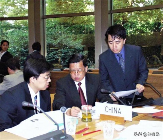 外经贸部首席谈判代表龙永图（中）、国际司副司长张向晨（左）等参加中国入世工作组会议 ...