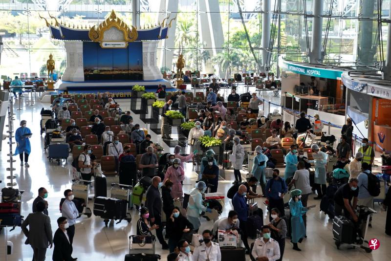曼谷机场时隔18个月再次开放大门，机场大厅看到了久违的许多外国旅客