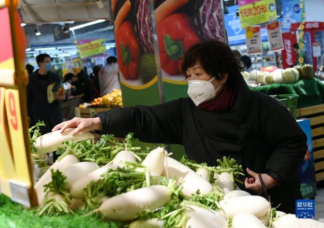 12月22日晚，市民在西安市解放路一家超市内挑选蔬菜