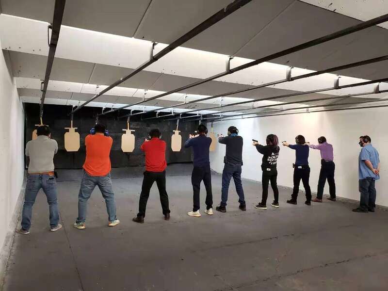 华人在芝加哥枪友会举办的活动上练习射击.jpg