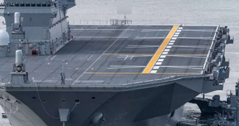 完成改装的日本“出云”号，涂上了从艉至艏贯穿飞行甲板的黄色标识线