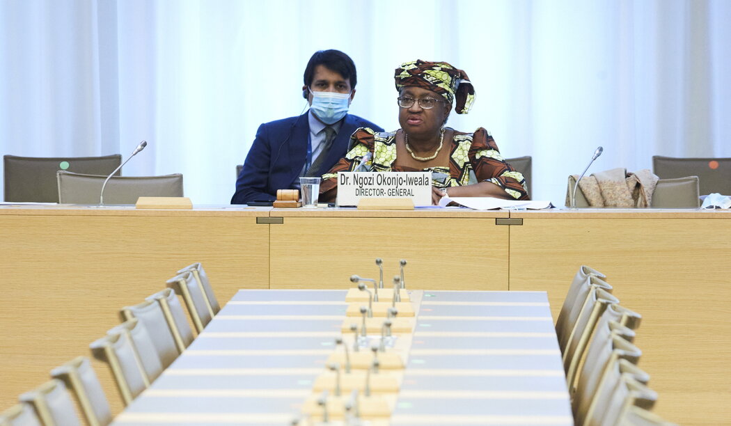 世界贸易组织首个非裔女性总干事恩戈齐·奥孔约-伊卫拉在瑞士日内瓦参加会议 ...