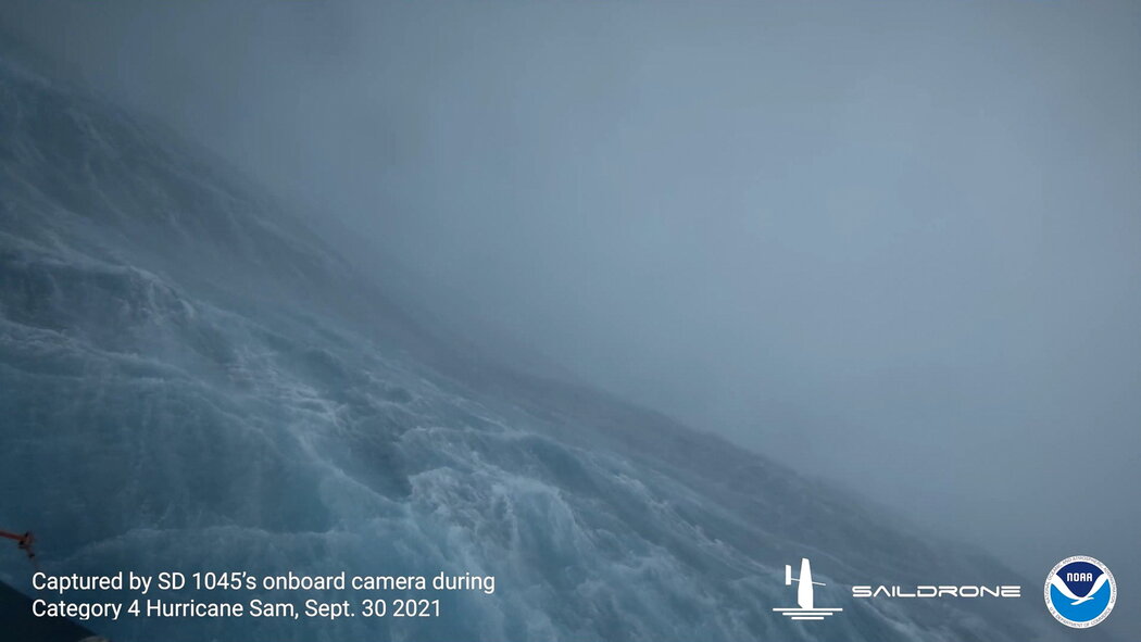 这是在一个大飓风（4级飓风萨姆）内部记录下来的镜头的静止图像