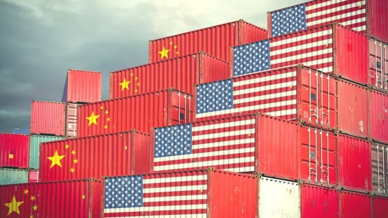 印有中国与美国国旗图案的集装箱
